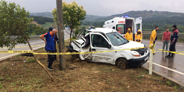 Sinop'ta hafif ticari araç elektrik direğine çarptı: 1 ölü, 3 yaralı