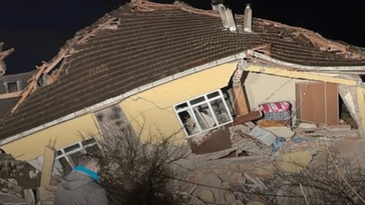 Sinop'ta heyelan meydana geldi! 2 ev yıkıldı!