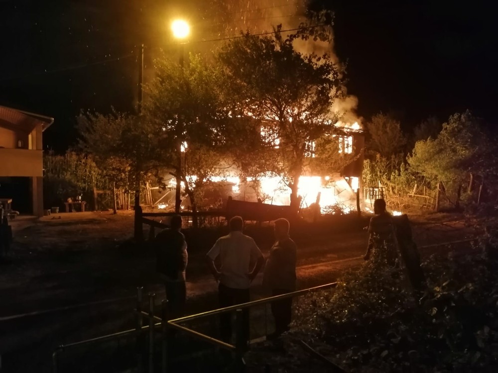 Sinop’ta iki katlı ev alev alev yandı 