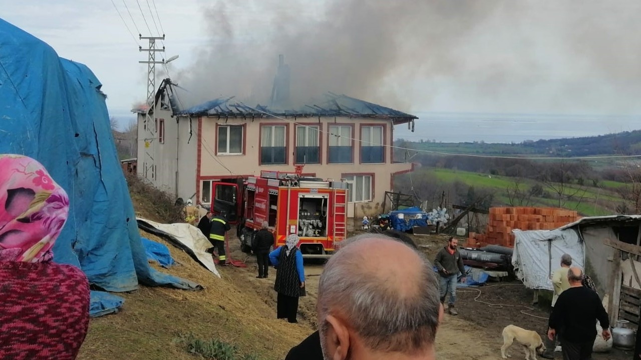 Sinop’ta iki katlı evde çıkan yangın korkuttu