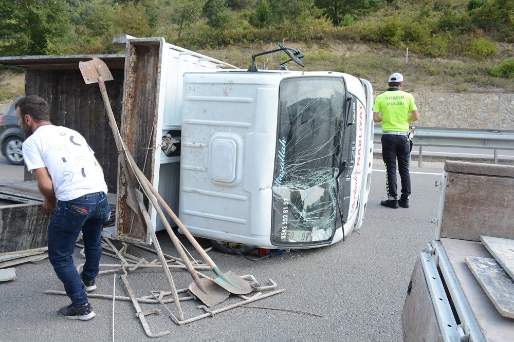 Sinop’ta inşaat malzemesi yüklü kamyonet devrildi: 1 yaralı 
