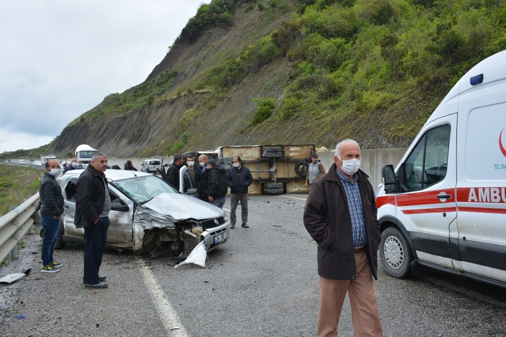 Sinop’ta kamyonet ile otomobil çarpıştı: 3 yaralı 