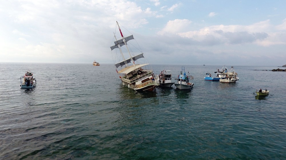 Sinop’ta karaya oturan gezi teknesini kurtarma çalışmaları 