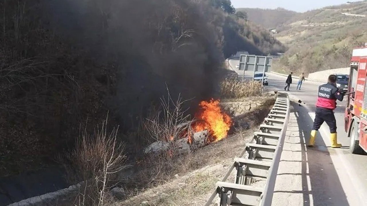 Sinop’ta kaza yapan araç alev alev yandı! O anlar kamerada