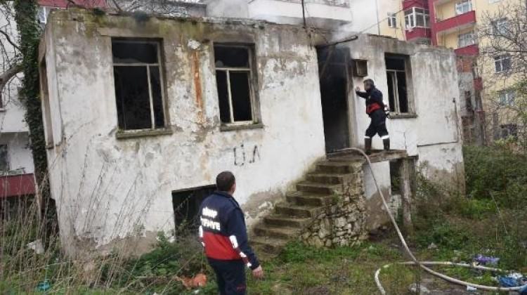 Sinop'ta metruk evde yangın çıktı