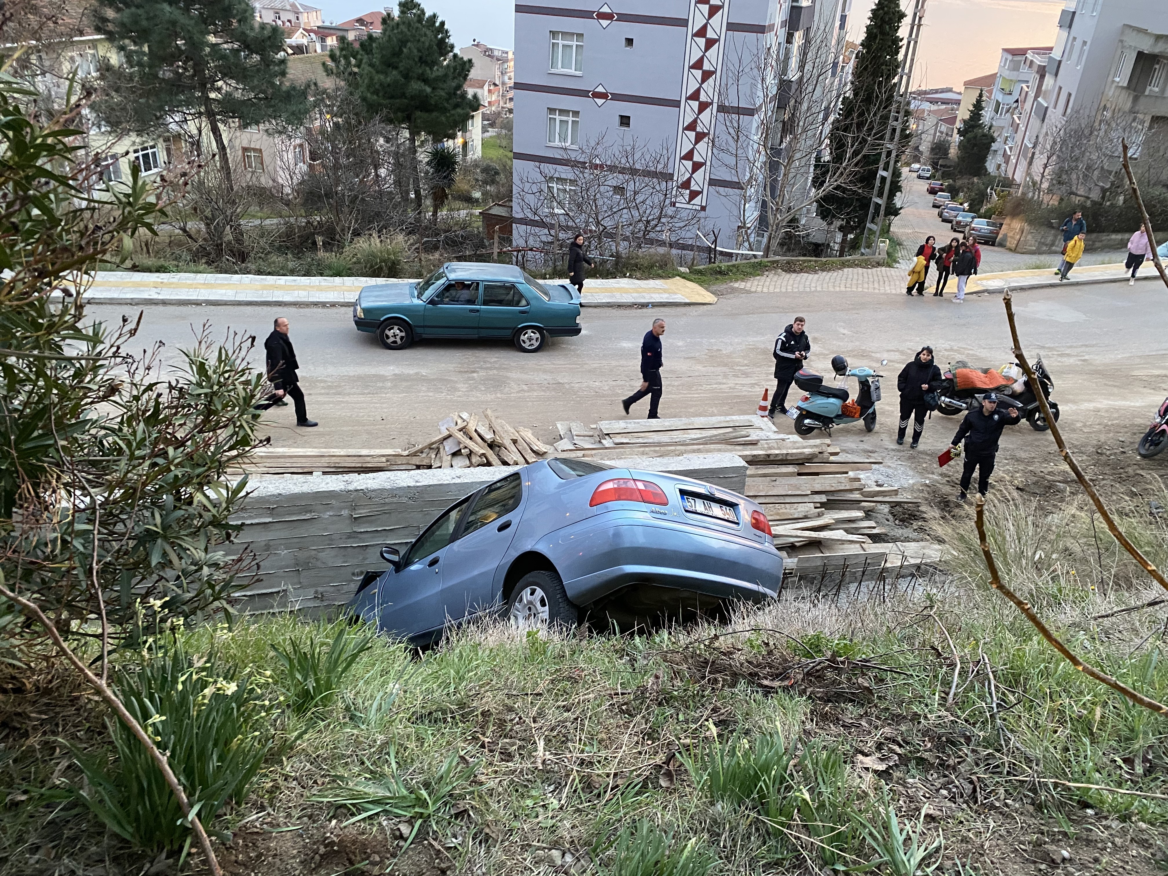 Sinop’ta otomobil boşluğa düştü: 2 yaralı