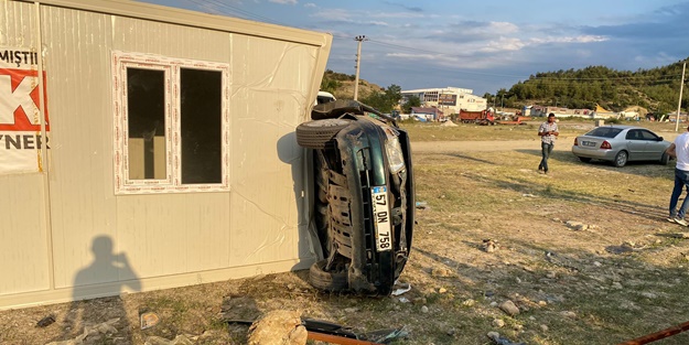 Sinop'ta otomobil devrildi! Yaralılar var