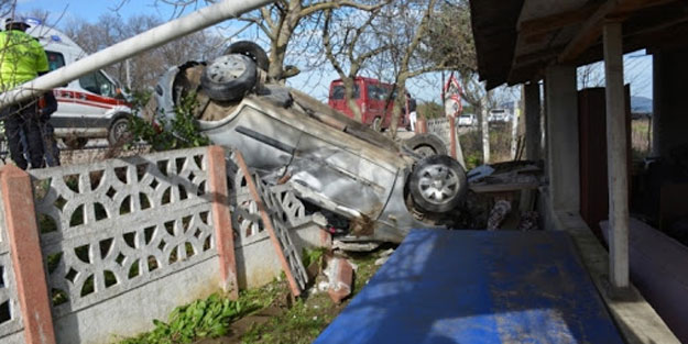 Sinop'ta feci kaza: Otomobil evin bahçesine devrildi