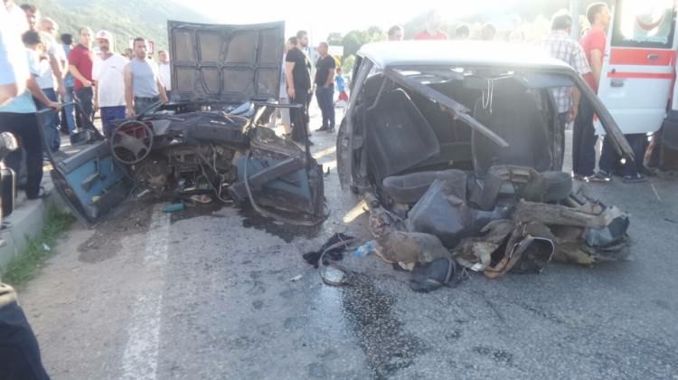 Sinop'ta otomobil ikiye bölündü