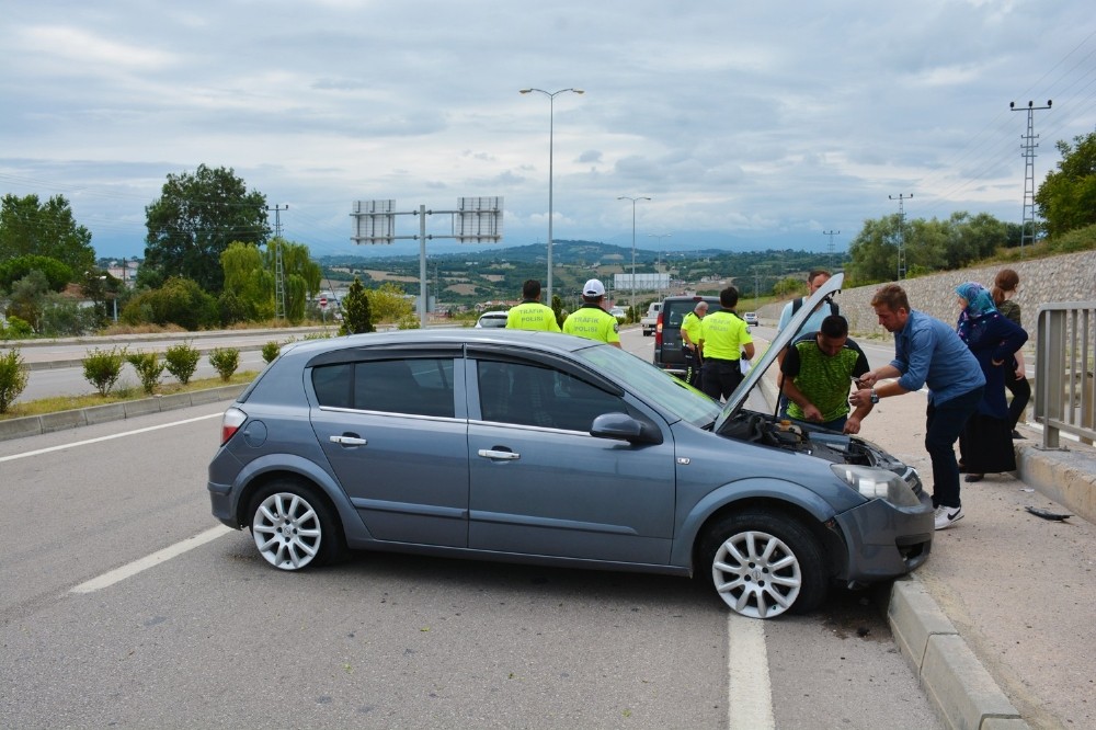 Sinop’ta otomobil karşı şeride uçtu: 2 yaralı 
