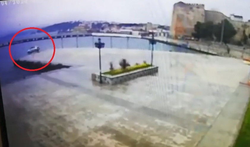 Sinop’ta otomobilin denize uçması kamerada 