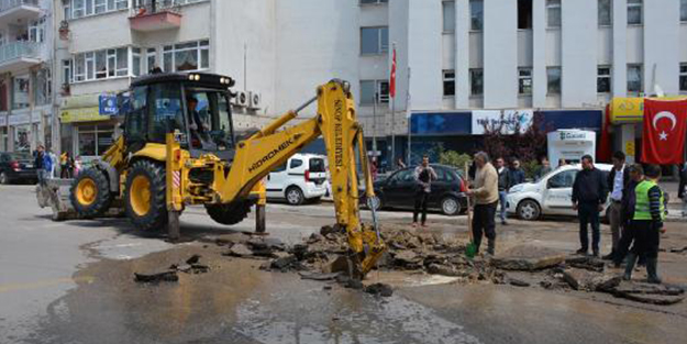 Sinop'ta patlayan su borusu trafiği felç etti!
