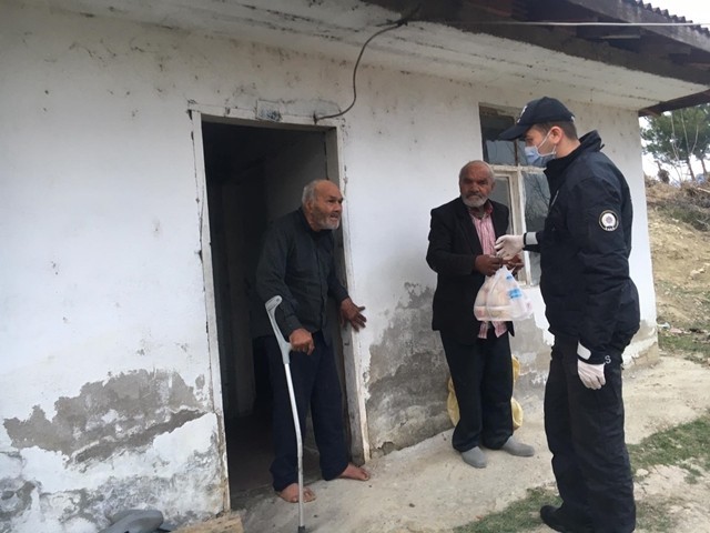 Sinop’ta polis, 65 yaş üstü kardeşler için odun kırarak soba yaktı 