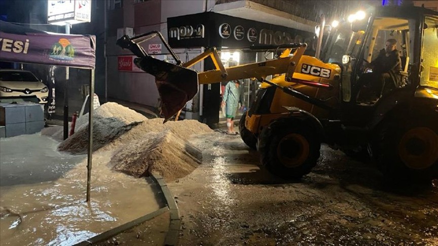 Sinop'ta sağanak su baskınlarına neden oldu