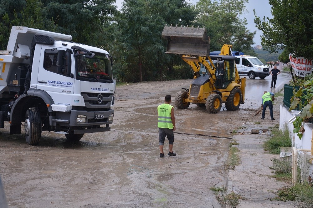 Sinop’ta şiddetli yağmur hayatı olumsuz etkiledi 