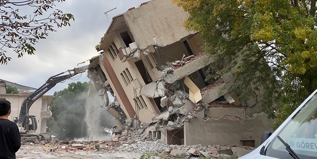 Sinop'ta yıkımı yapılan bina yan yattı