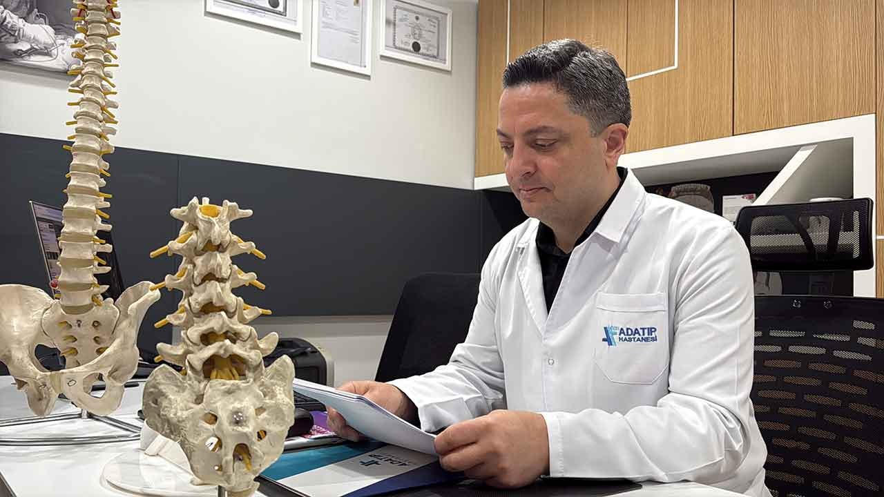 Sinsi ilerleyen tehlikeye dikkat! Yürürken sürekli öne mi eğiliyorsunuz? Bel fıtığı sandığınız o ağrı aslında hayatınızı karartabilir!