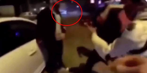 Sinyal vermedi diye adamı tekme tokat dövdüler! Bu da motosikletçi terörü