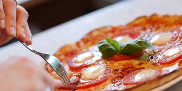 Sipariş ettiği pizzanın içinden jilet çıktı