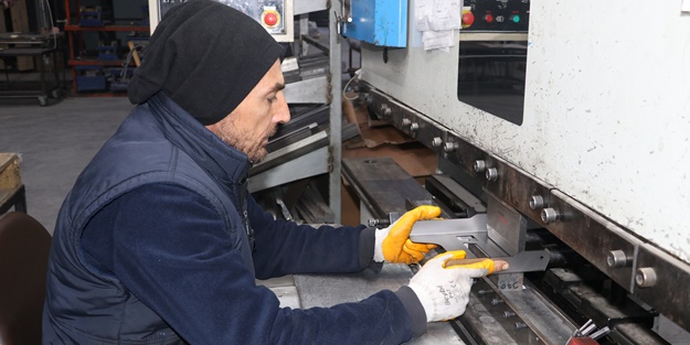 Siparişlerin durdurulduğu fabrikada depremzedeler için soba üretiliyor