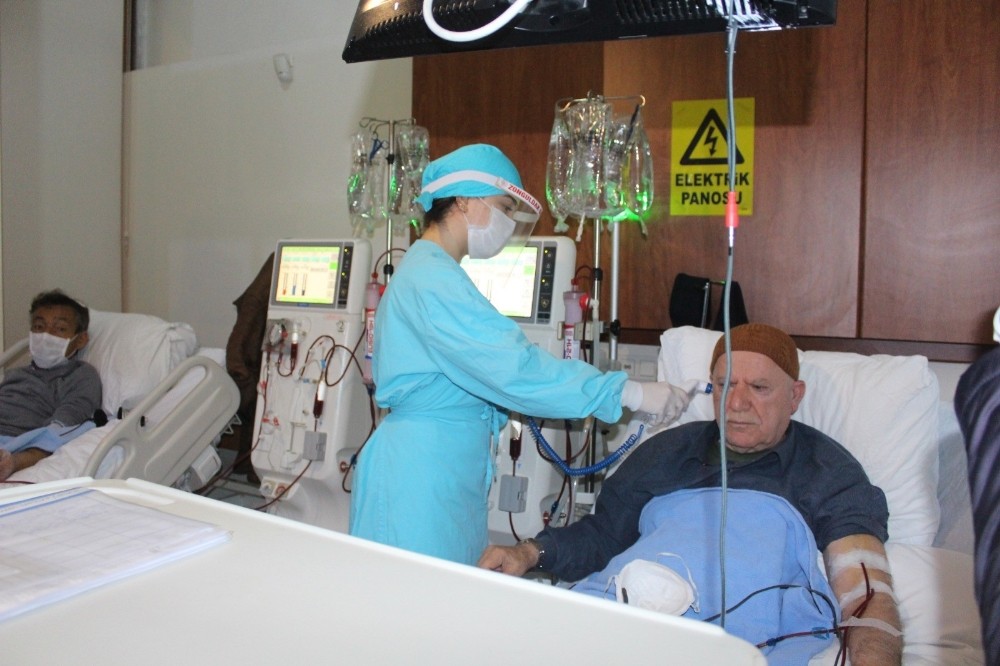 Siper maskeler sağlık çalışanlarına teslim edildi 
