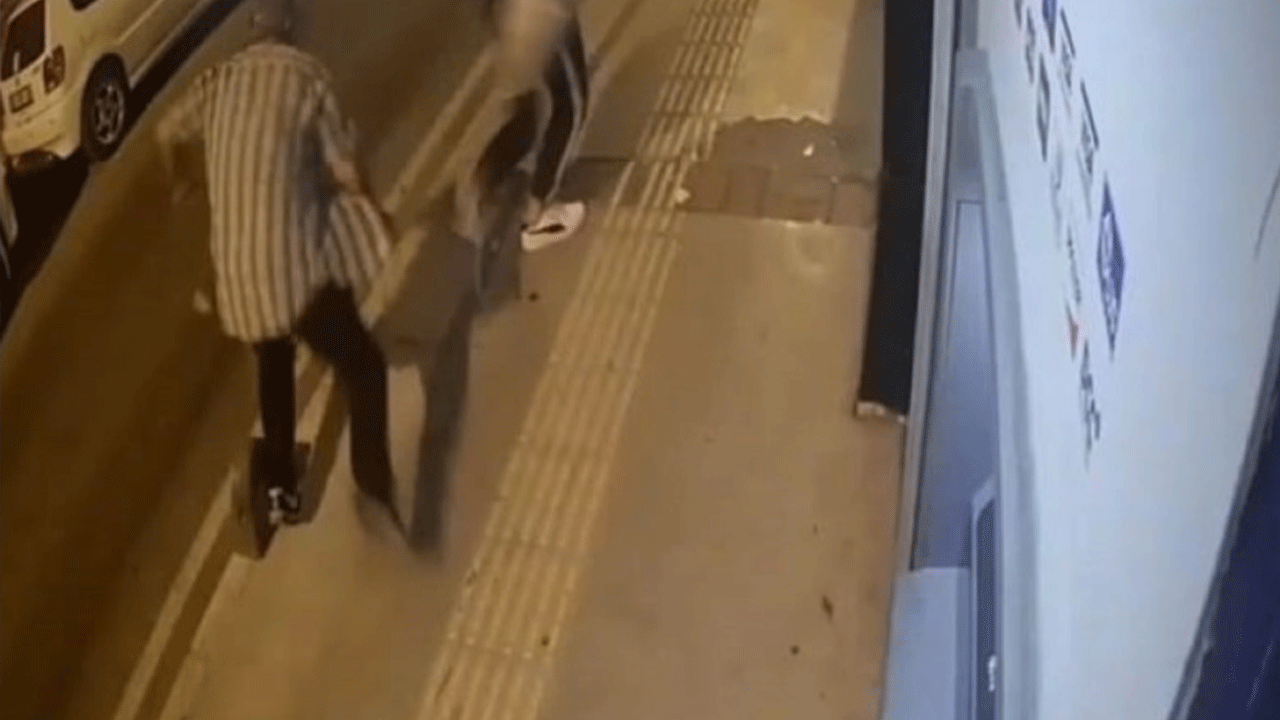 Sıra bekler gibi yapıp yaşlı adamı gasp etti!