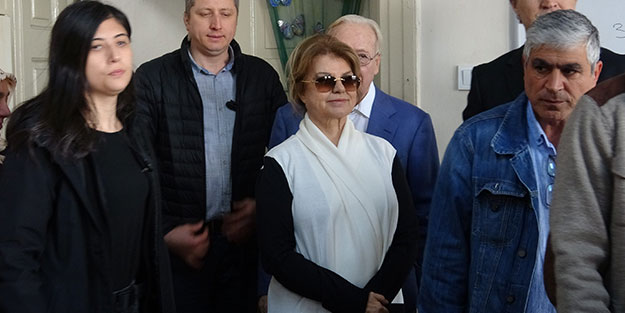 Sıra bekleyen Çiller: Benim için şereftir