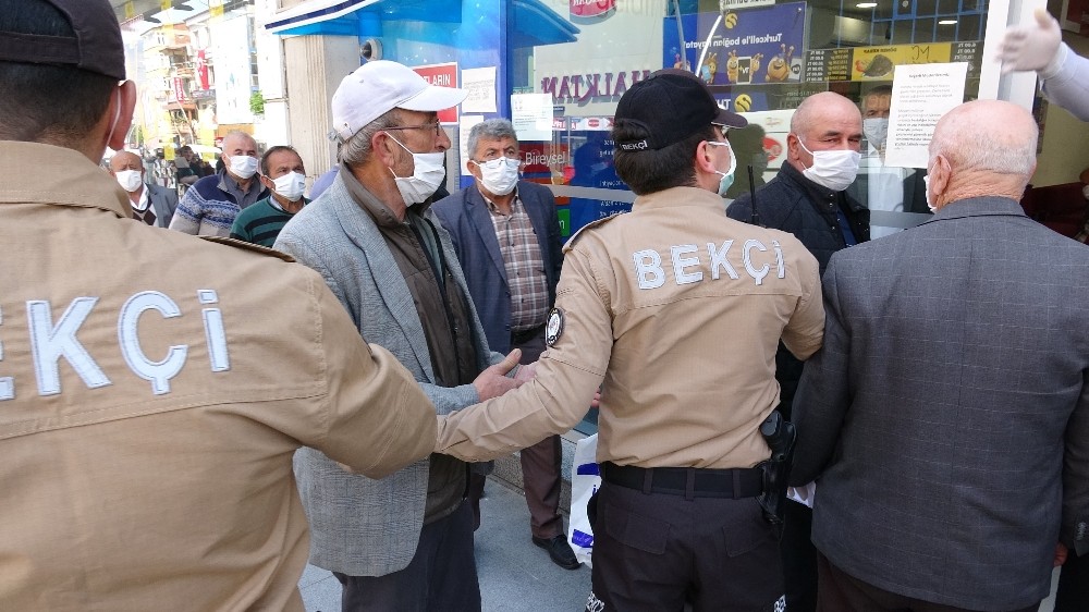 Sıra tartışması sosyal mesafeyi unutturdu 