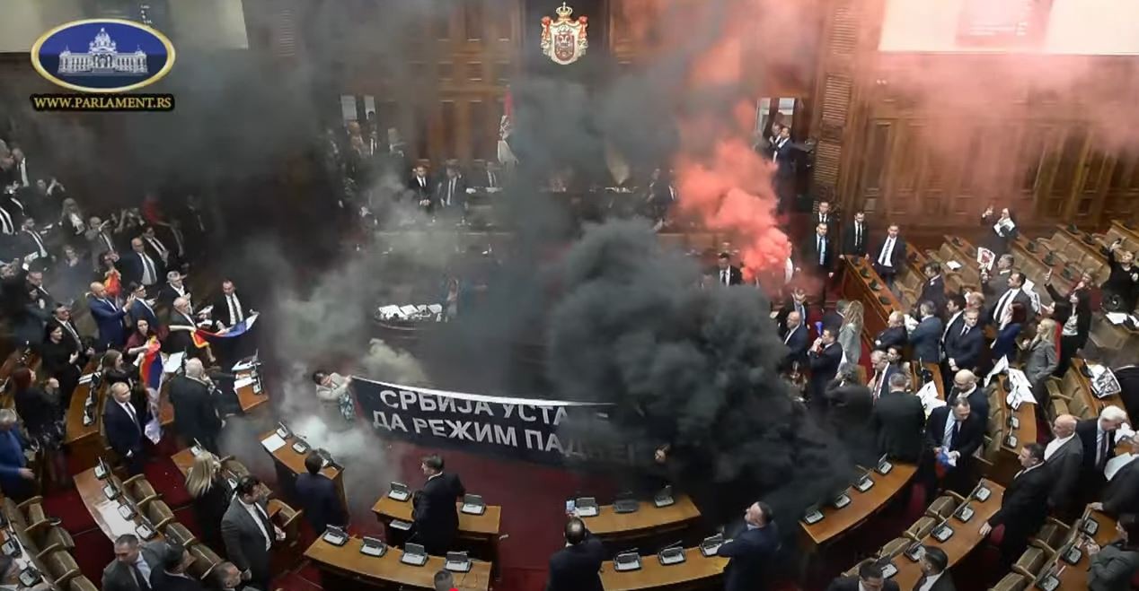 Sırbistan Meclisi’nde şoke eden anlar: Kürsüye bomba atıldı