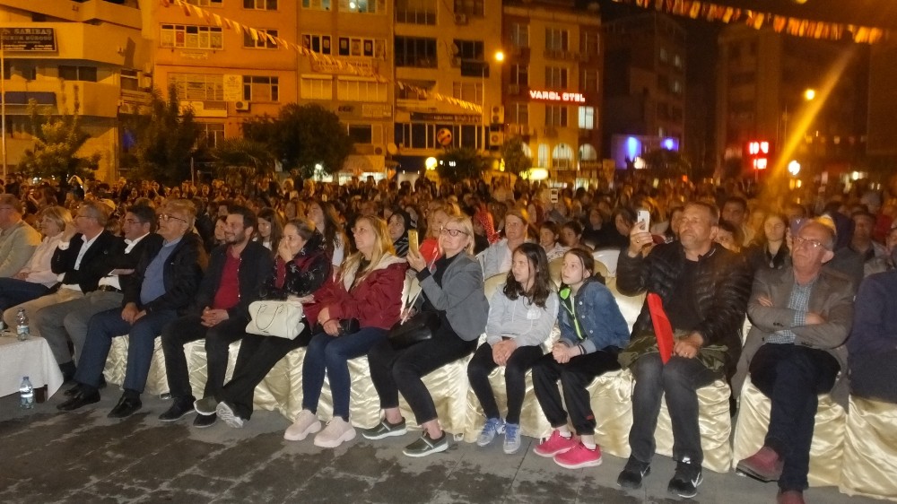 Sırbistan, Romanya ve Bosna Hersek ekipleri Burhaniye’de gösteri yaptı 