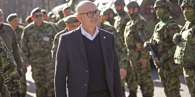 Sırbistan Savunma Bakanı'ndan üstü kapalı tehdit! Bir kıvılcım yeterli