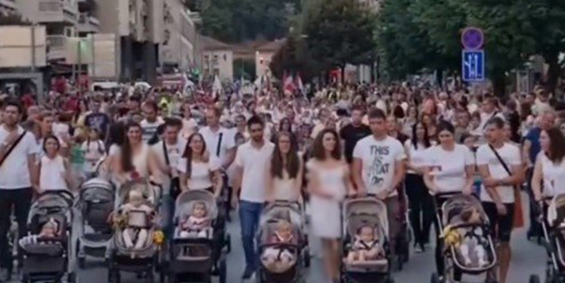 Sırbistan'da halk sapkınlığa karşı sokaklara döküldü! Piskopos silahlanma çağrısı yaptı