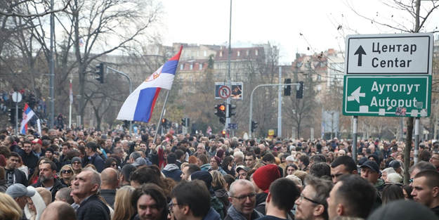 Sırbistan'da halk sokağa indi