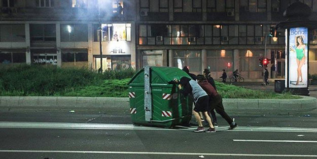 Sırbistan'da koronavirüs protestosu! Ortalık karıştı