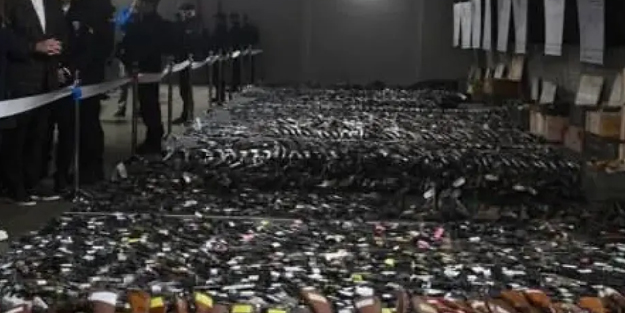 Sırbistan'da oy seçim işlemi en geç eylülde olacak! 13 bin 500 ruhsatsız silah güvenlik güçlerine teslim edildi