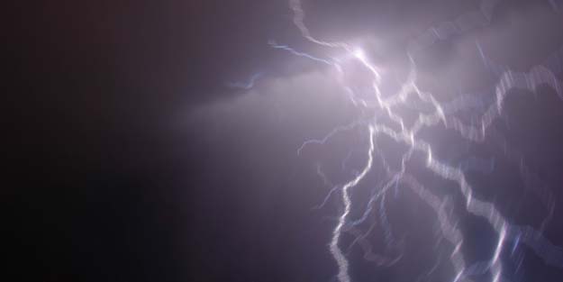 Sırbistan'ın başkenti Belgrad'daki havalimanı pistine yıldırım düştü