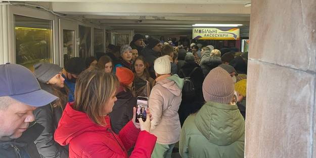 Sireni duyan Lvivliler, alt geçide sığındı