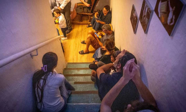 Sirenle Sığınağa Koşan Yahudiler, Bombaya Aldırmayan Tebrizli Taksici!