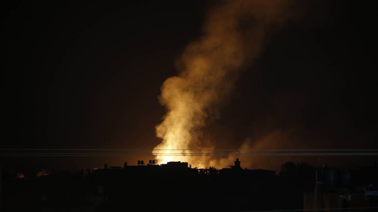 Sirenler siyonistler için çalıyor! Katil İsrail İHA’larla vuruldu