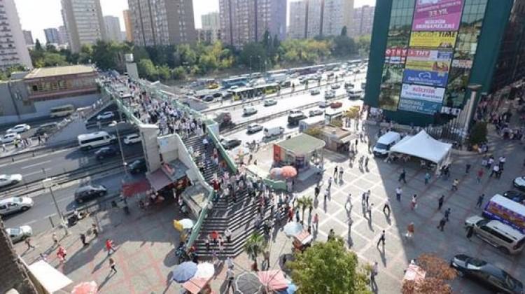 Şirinevler Meydanı'nı arılar bastı