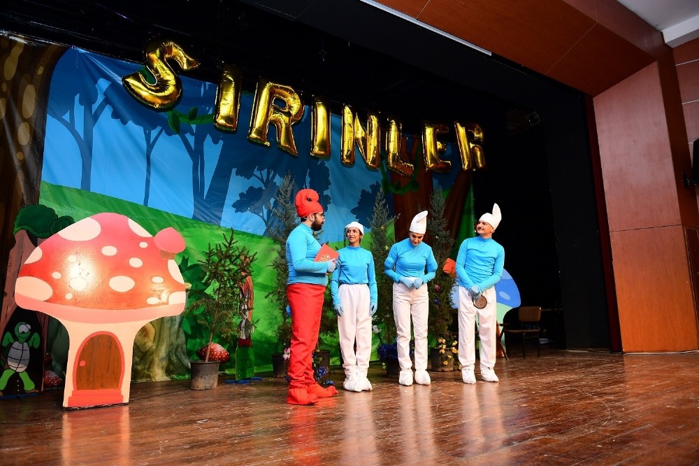 ‘Şirinlerin Maceraları’ tiyatro oyunu ilgi gördü 