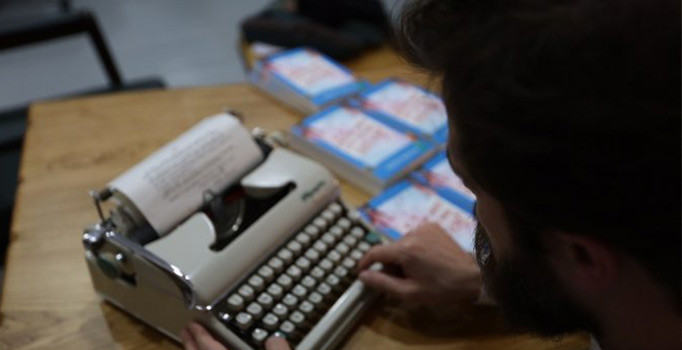 Siri'ye kitap yazdırdı