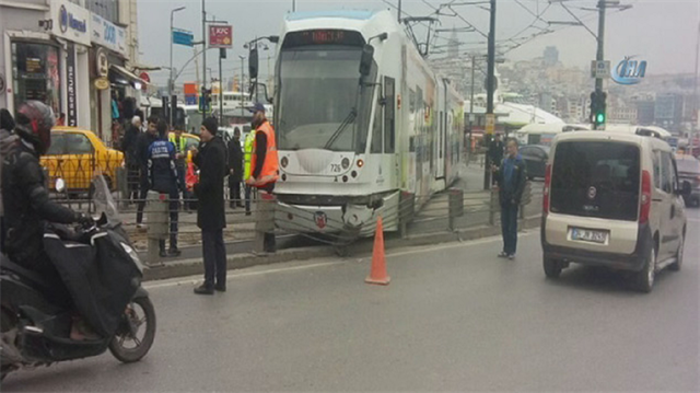 Sirkeci'de tramvay raydan çıktı
