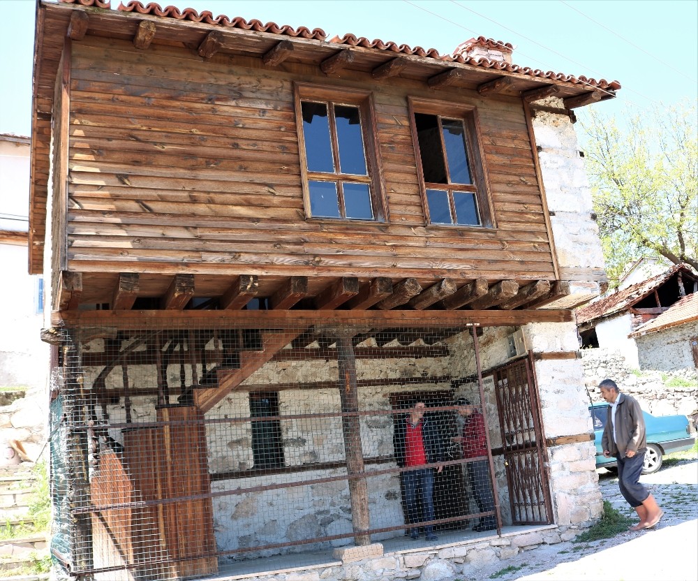 Sırlarla dolu köy evindeki şekillerin gizemi çözülemiyor 
