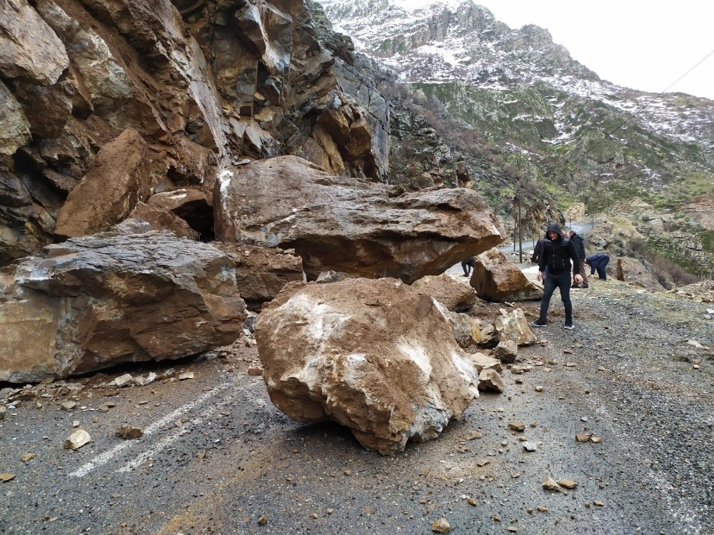 Şırnak-Beytüşşebap yoluna kaya parçası düştü 