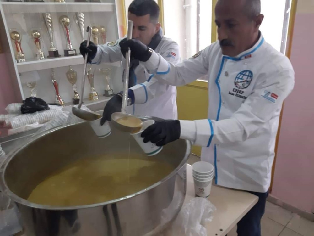 Şırnaklı aşçılardan gençlere çorba ikramı 