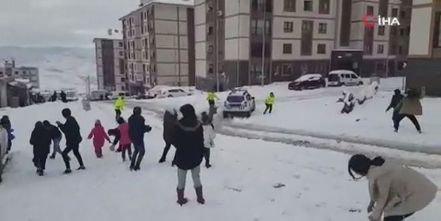 Şırnaklı çocuklarla polislerin yürekleri ısıtan kartopu savaşı