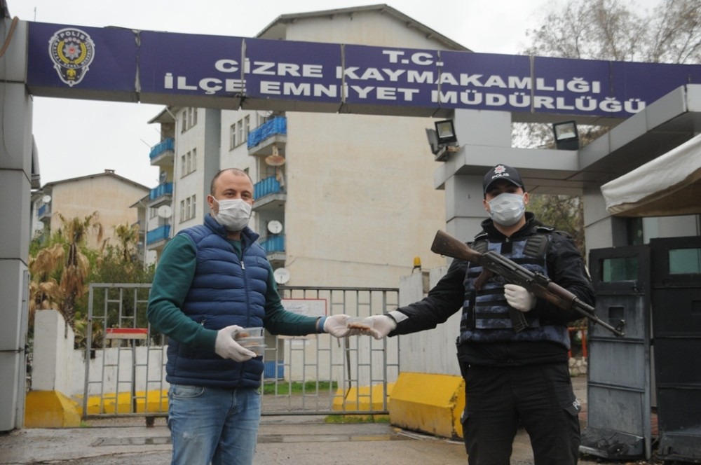 Şırnaklı iş adamı şehit polisler için helva dağıttı 