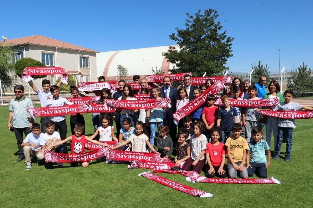 Şırnaklı öğrencilerden Sivasspor’a ziyaret 