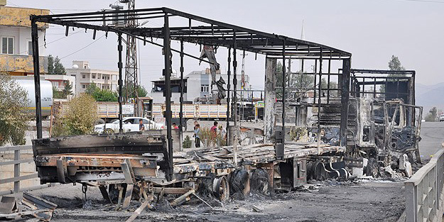 Şırnak'ta 5 tırı ateşe verdiler